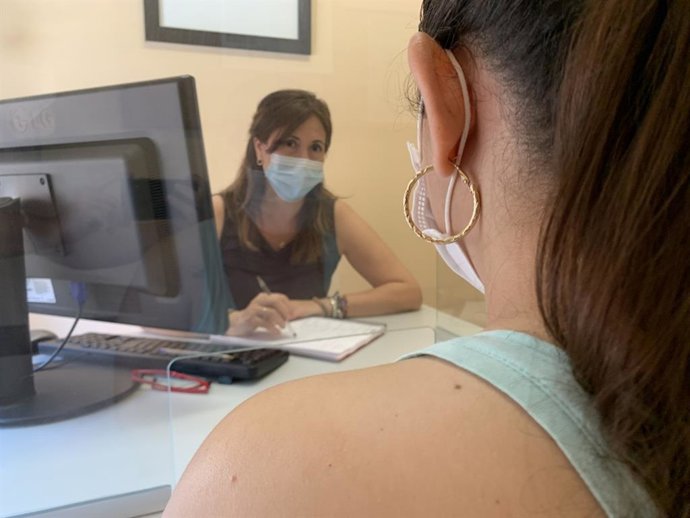 Archivo - Atención a una usuaria de Cáritas.