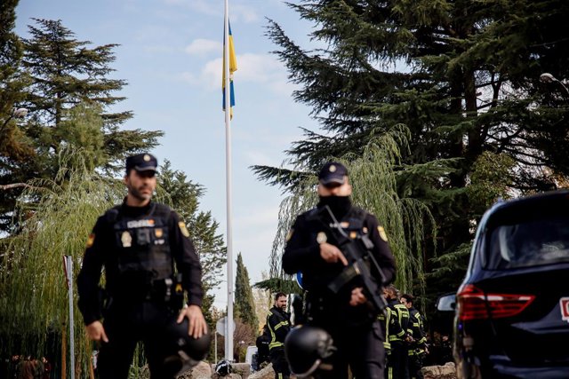 Dos agents de la Policia Nacional a l'ambaixada d'Ucraïna