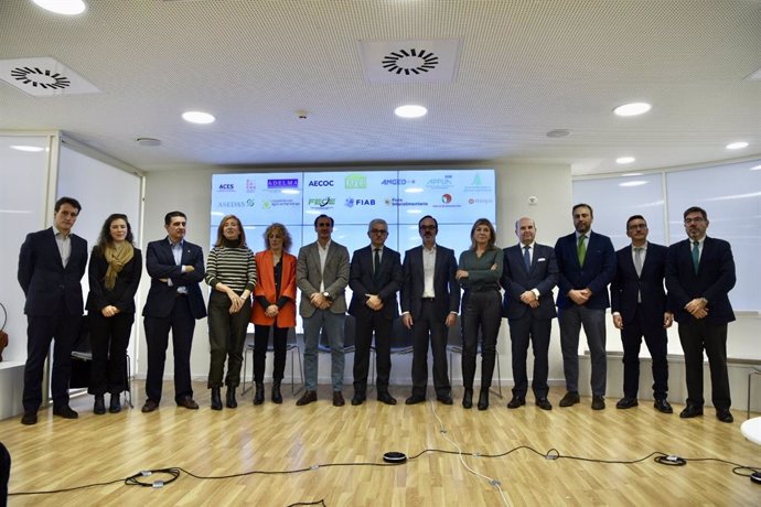 Representantes de ACES, Acotex, Adelma, Aecoc, AFEB, Anged, Applia, Asaja, Asedas, Cooperativas Agroalimentarias, FECE, FIAB, Foro Interalimentario, Marcas de Restauración y Stanpa en rueda de prensa para exigir que se aplace el impuesto de plástico