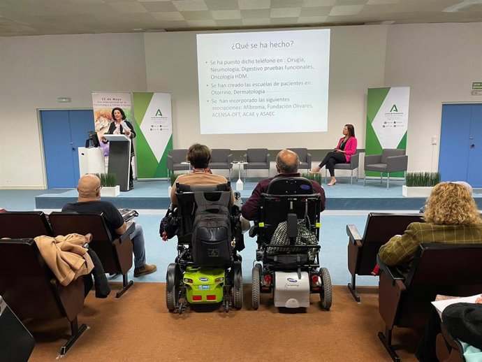 El proyecto de apoyo emocional a las mujeres con cáncer de mama centra la XXIII Comisión de Participación Ciudadana del Hospital Clínico