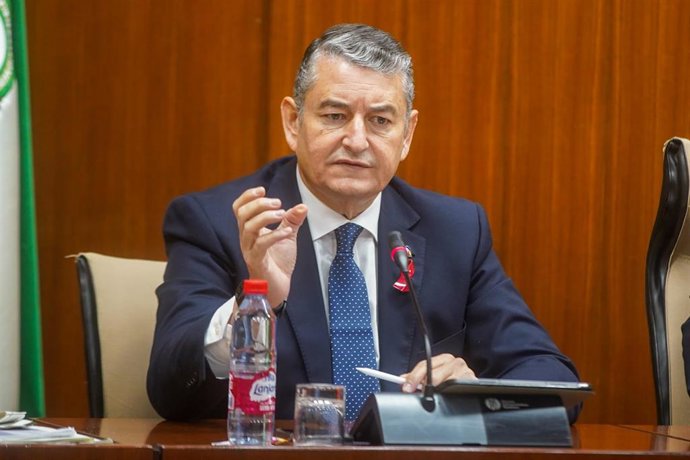 El consejero de Presidencia, Interior, Diálogo Social y Simplificación Administrativa, Antonio Sanz, en la comisión parlamentaria en el Parlamento de Andalucía  a 01 de diciembre del 2022 en Sevilla (Andalucía, España) El  consejero comparece para dar e