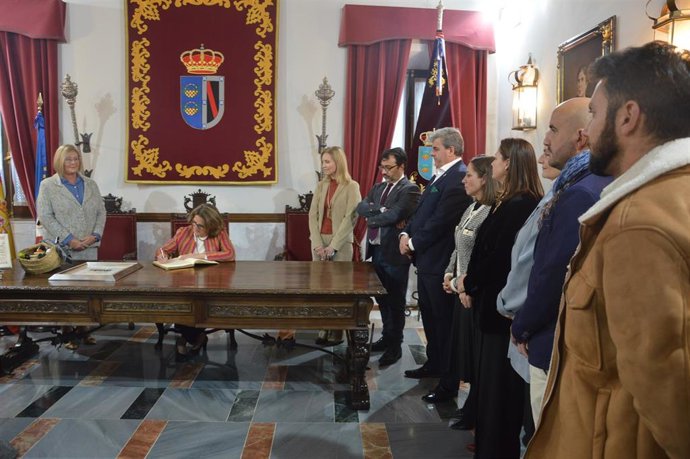 La vicepresidenta y ministra para la Transición Ecológica y el Reto Demográfico, Teresa Ribera, en su visita a Almonte.