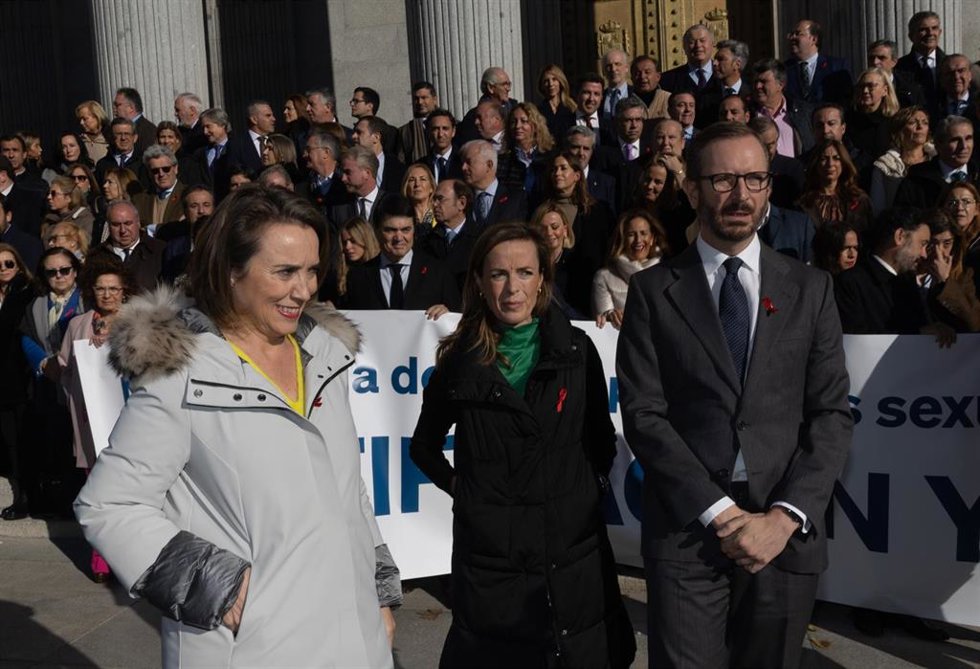 La secretaria general del Partido Popular, Cuca Gamarra; la vicesecretaria de Políticas Sociales del Partido Popular, Carmen Navarro, y el portavoz del Grupo Popular en el Senado, Javier Maroto