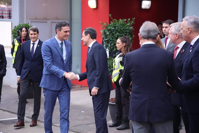 Pedro Sánchez y Juanma Moreno se saludan en la planta de Cepsa en San Roque.