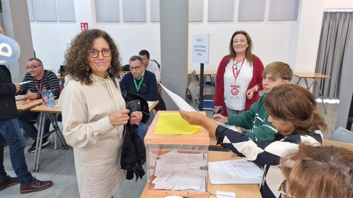 La secretaria general de UGT Extremadura, Patrocinio Sánchez, vota en las elecciones sindicales