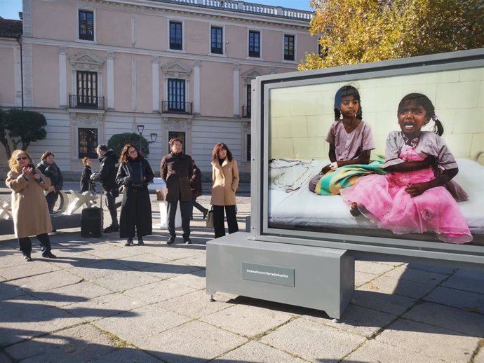 Cristina García Rodero explica las imágenes que componen la exposición en presencia de representantes de la Fundación 'la Caixa' y de la concejala de Cultura y Turismo en el Ayuntamiento de Valladolid, Ana Redondo.