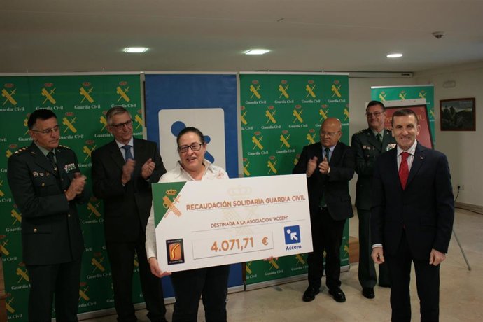 Acto de entrega del cheque con 4.000 euros en favor de ACCEM León.