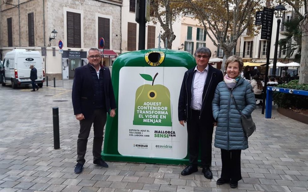 El gerente de Ecovidrio, Roberto Fuentes, el presidente de Emaya, Ramón Perpiny, y la presidenta de Mallorca Sense Fam, Catalina Aguiló.
