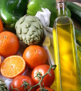 Archivo - Aceite y hortalizas.