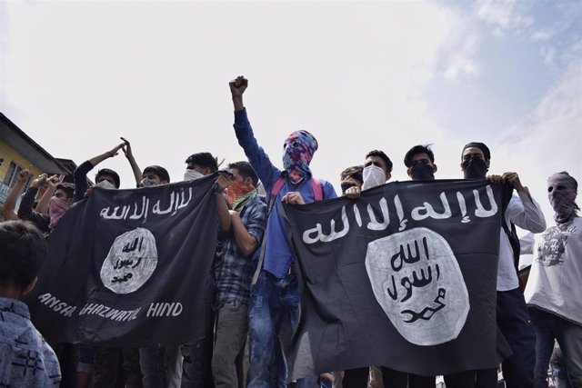 Archivo - Un grupo de personas con banderas de Estado Islámico durante una protesta en Anantnag, en la zona de Cachemira controlada por India
