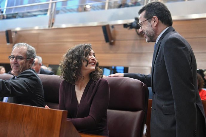 La presidenta de la Comunidad de Madrid, Isabel Díaz Ayuso, conversa con el consejero de Economía, Hacienda y Empleo de la Comunidad de Madrid, Javier Fernández-Lasquetty, durante una sesión plenaria en la Asamblea de Madrid