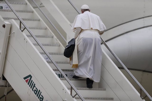 Archivo - El Papa en uno de sus viajes internacionales