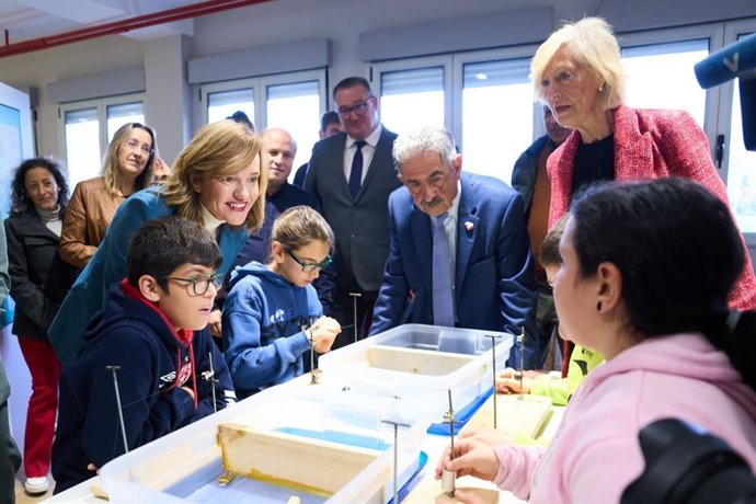La ministra de Educación, Pilar Alegría, con escolares de Arenas de Iguña