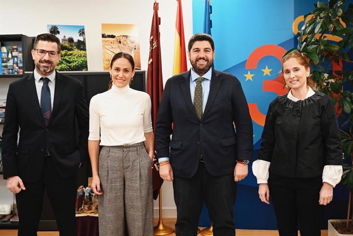En la imagen, el jefe del Ejecutivo regional, Fernando López Miras, junto al director general de Unión Europea de la Comunidad, Adrián Zittelli, y trabajadoras de la Oficina de la Región de Murcia en Bruselas.