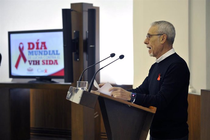 El presidente del Comité Antisida en Extremadura, Santiago Pérez, en el acto en la Asamblea.