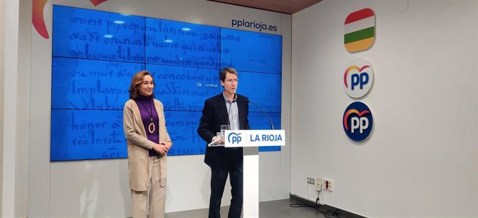 El candidato del PP al Gobierno, Gonzalo Capellán y la directora de campaña, María Martín, en comparecencia de prensa