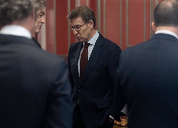 El presidente del Partido Popular, Alberto Núñez Feijóo (c), a su llegada a la inauguración del I Foro Económico y Empresarial OKLÍDERES de OKDIARIO en el Hotel The Westin Palace, a 1 de diciembre de 2022, en Madrid (España).