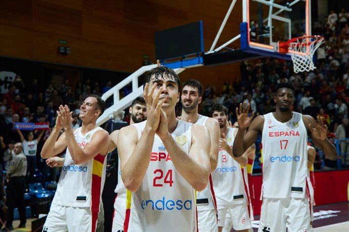 Los jugadores de la selección española aplauden a la afición del Palacio de Deportes Carolina Marín de Huelva tras su partido ante Países Bajos