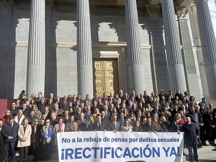 Concentración del PP n la puerta de los leones pidiendo la demisión de Irene Montero