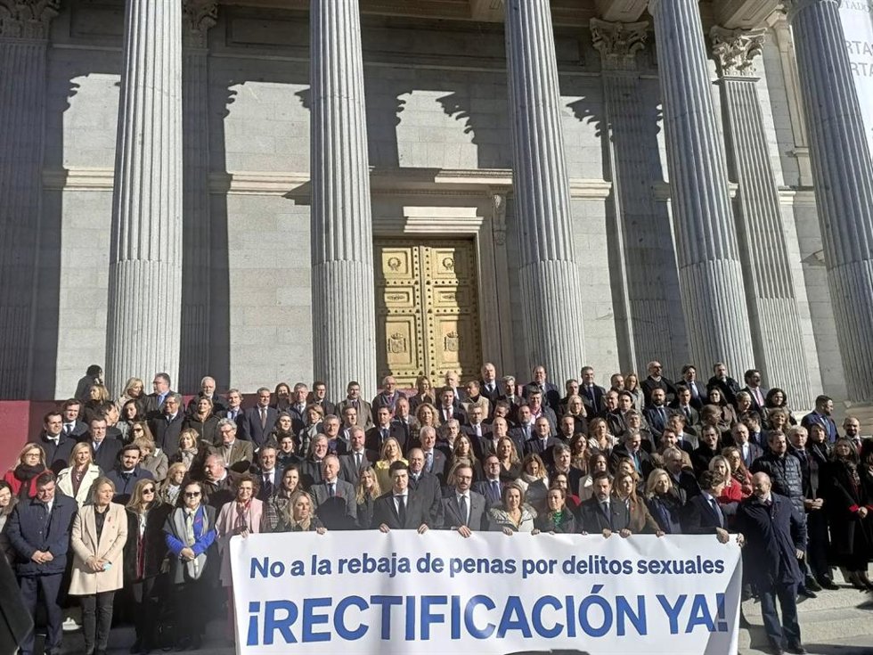 Concentración del PP n la puerta de los leones pidiendo la demisión de Irene Montero