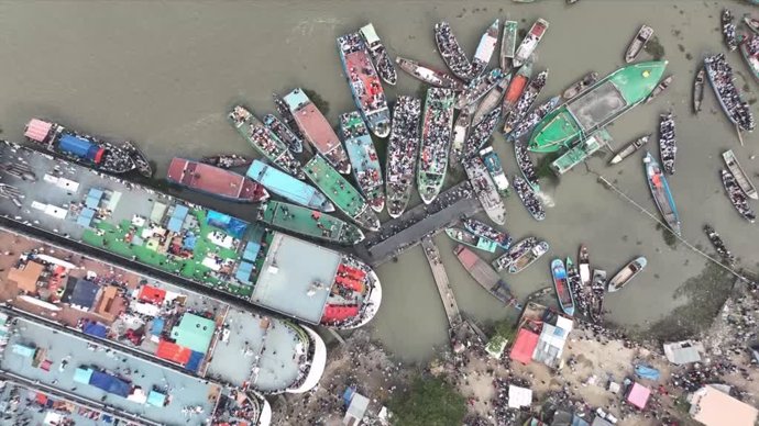 Las imágenes a vista de dron de una reunión de viajeros en Bangladesh sorprende a las redes