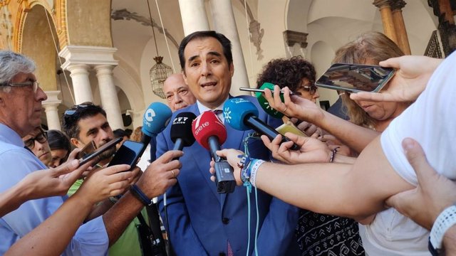 Archivo - Nieto atiende a los periodistas en Córdoba.