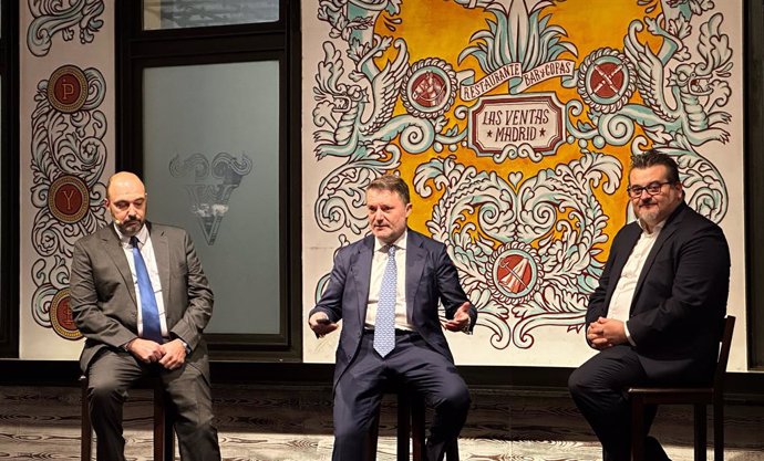 De izq. A dcha.: el General Manager de Lenovo ISG, Rafael Herranz, el director general de Lenovo Iberia, Alberto Ruano y el General Manager EMEA Mobile Business Group, Fabio Capocchi
