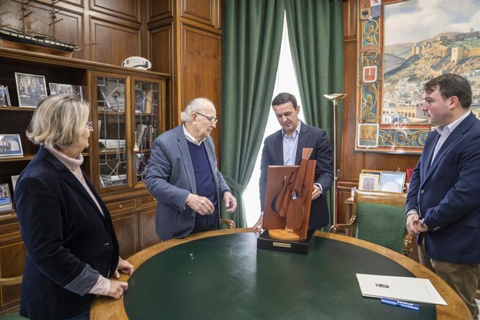 El presidente de la Diputación de Almería, Javier A. García, recibe la visita del escultor José Leal acompañado de Fernando Gimenez