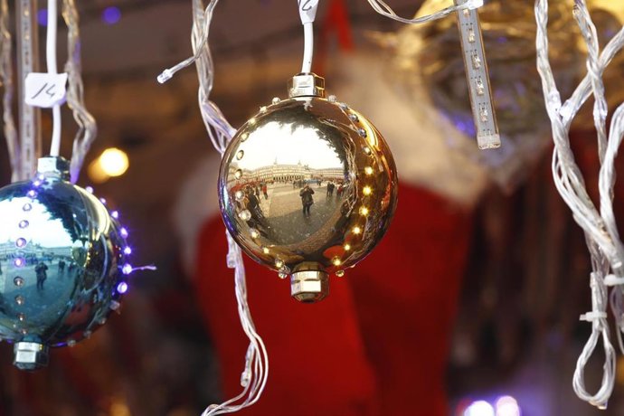 Archivo - Navidad, navidades, adorno, adornos, guirnalda, guirnaldas, árbol de Navidad, compras
