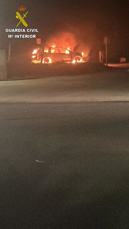 Vehículo de Medio Ambiente envuelto en llamas.