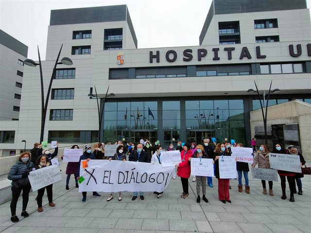 Trabajadores sanitarios que realizan guardias localizadas se concentran a las puertas del hospital de Salamanca .