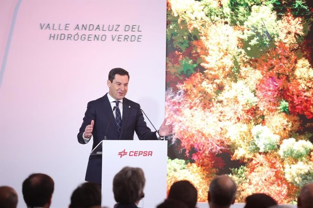 El presidente de la Junta de Andalucía, Juanma Moreno, en la presentación del proyecto de Cepsa para crear el Valle del Hidrógeno Verde en Andalucía. En San Roque (Cádiz)