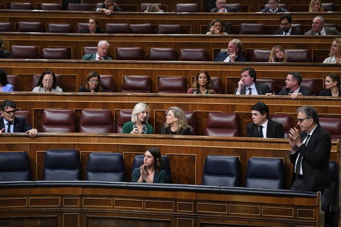 La ministra de Igualdad, Irene Montero, y el ministro de Universidades, Joan Subirats, aplauden en una sesión plenaria en el Congreso de los Diputados, a 23 de noviembre de 2022, en Madrid (España). 