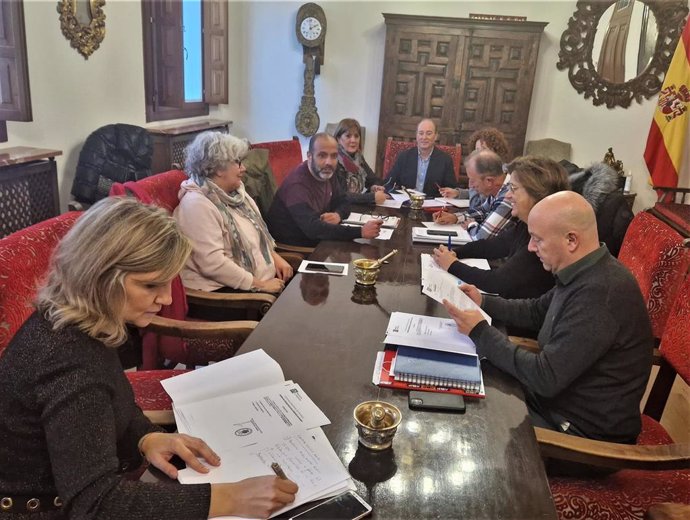 Calderón y Armisén (D) junto a los miembros del Consejo  Provincial del Diálogo Social.
