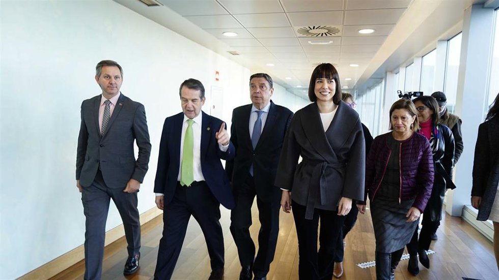 (I-D) El delegado Gobierno en Galicia, José Manuel Miñones; el alcalde de Vigo, Abel Caballero; el ministro de Agricultura, Pesca y Alimentación, Luis Planas; y la ministra de Ciencia e Innovación, Diana Morant.