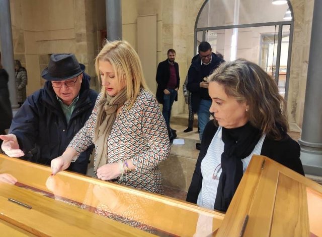 Toribio Herrero junto a De Gregorio (a su izda) inauguran la exposición sobre Covaleda.