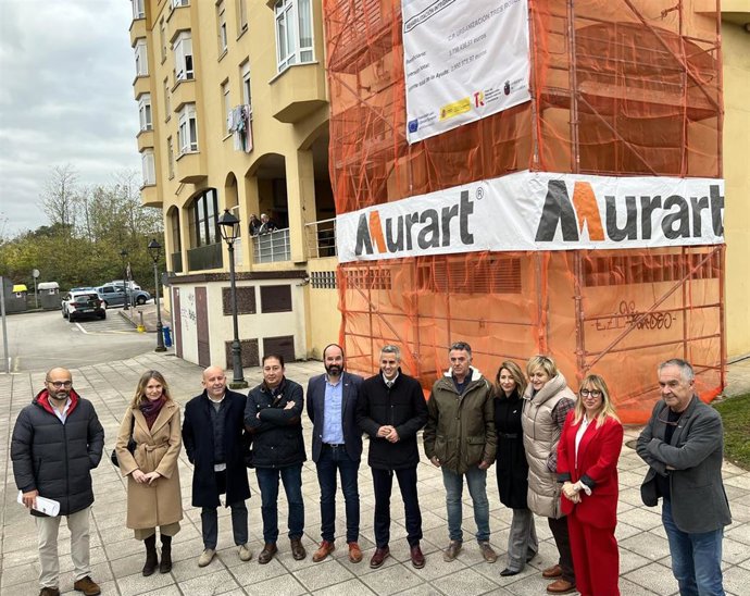 La ministra de Transportes, Raquel Sánchez, visita la urbanización Tres Robles de Muriedas