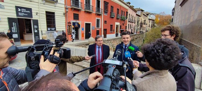 Luis González y Jorge Saavedra, del PP, atienden a los meidos en el entorno del Pilar del Toro