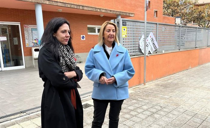 La secretaria general del PP balear, Sandra Fernández, y la portavoz del PP en la Comisión de Salud, Isabel Borrs.