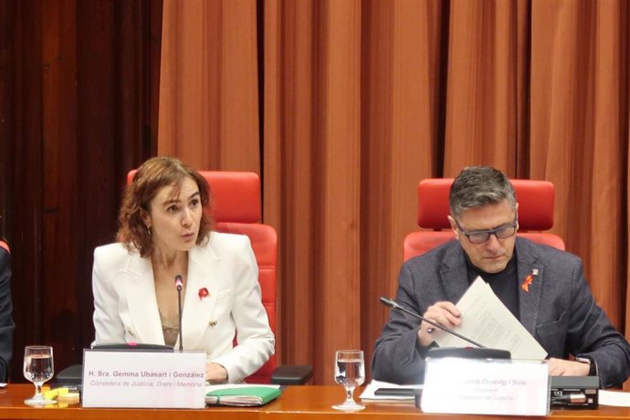 La consellera Gemma Ubasart interviene en la Comisión de Justicia del Parlament, el 1 de diciembre de 2022.