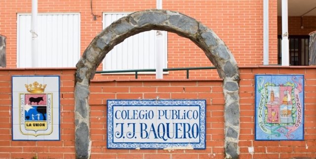 Imagen de la fachada de uno de los colegios de Los Palacios