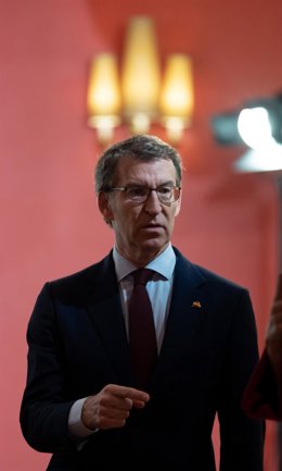 El presidente del Partido Popular, Alberto Núñez Feijóo, a su llegada a la inauguración del I Foro Económico y Empresarial OKLÍDERES de OKDIARIO en el Hotel The Westin Palace, a 1 de diciembre de 2022, en Madrid (España).