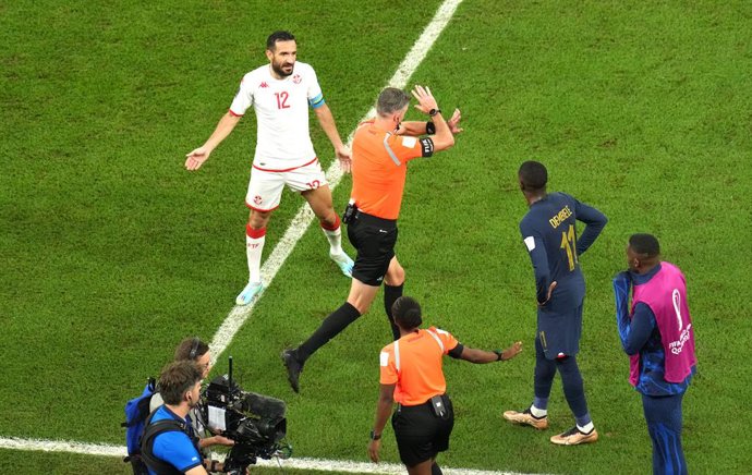 30 November 2022, Qatar, Al Rayyan: New Zealand referee Matthew Conger (L) gives his decision after ruling out France's Antoine Griezmann goal during the FIFA World Cup Group D soccer match between Tunisia and France at the Education City Stadium. Photo