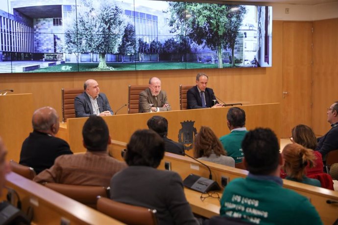 El presidente de la Diputación, Fernando Rodríguez Villalobos, en el acto de formalización de la nueva relación laboral de 471 funcionarios de carrera y laborales fijos.