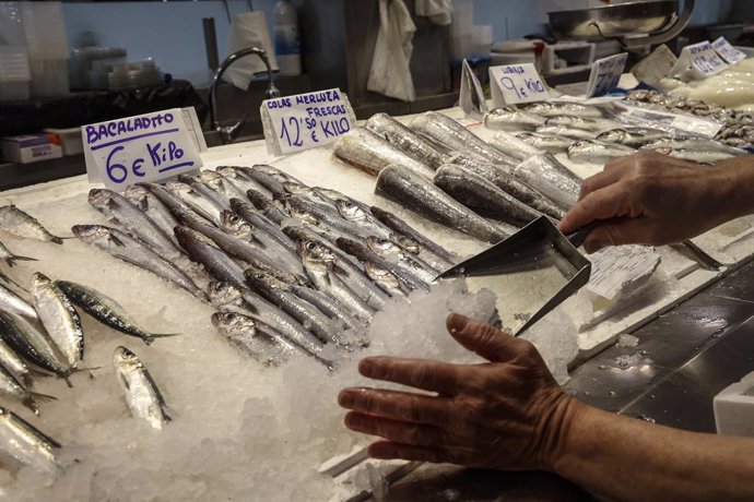 Archivo - Detalle de un puesto de pescado y marisco en el Mercado Central de Valencia, a 24 de marzo de 2022, en Valencia, Comunidad Valenciana, (España). La Asociación de Supermercados de la Comunitat (ASUCOVA), la Asociación Valenciana de Consumidores