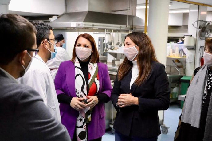 Loles López (centro), durante su visita a las cocinas de Fepamic.