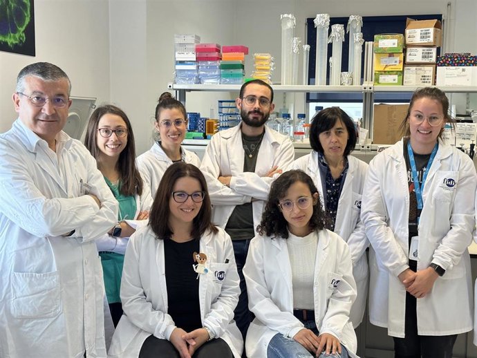 Clotide Costa arroupada polo resto de integrantes do equipo do Instituto de Investigación de Santiago de Compostela (IDIS).