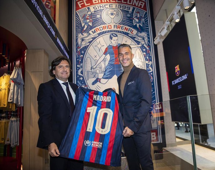 Xavier Barbany, directivo del FC Barcelona responsable de hockey, y Luis García, exjugador azulgrana, inauguran la Bara Store de Madrid