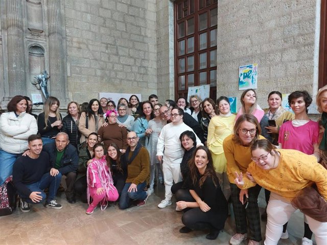 Participantes en la muestra y en la obra 'El monstruo rosa'