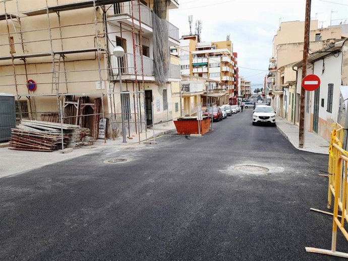 El Ayuntamiento de Palma reabre la calle Pere Rafel, en El Arenal, tras las obras realizadas.